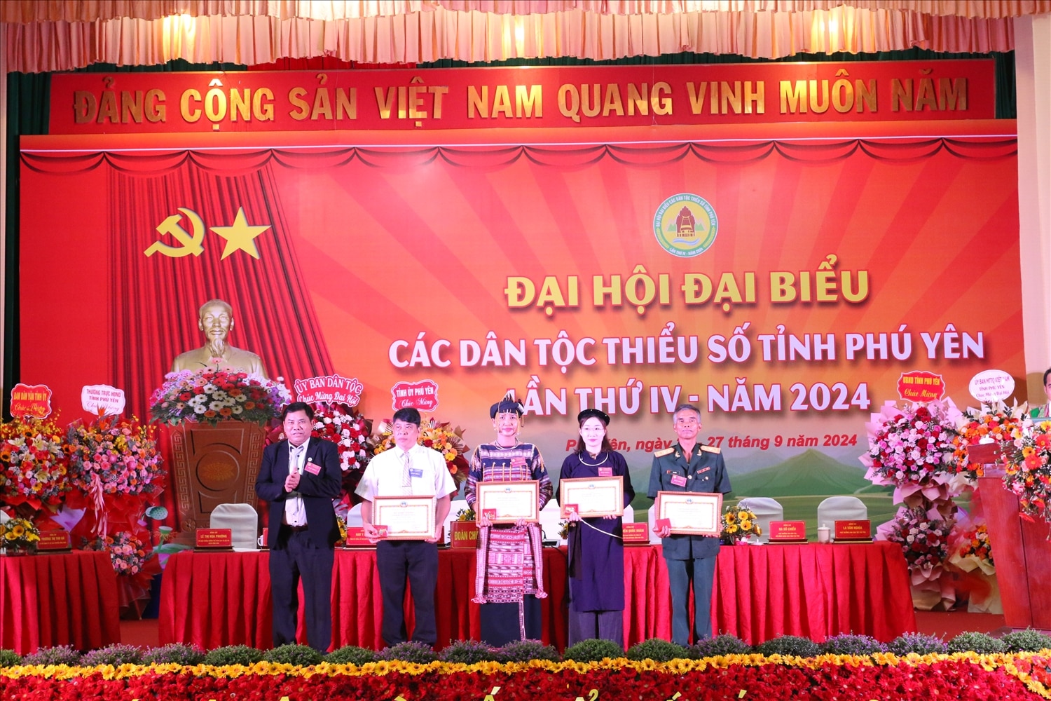 Thứ trưởng Y Thông trao Kỷ niệm chương “Vì sự nghiệp phát triển các dân tộc” cho các cá nhân có thành tích xuất sắc đóng góp cho sự nghiệp phát triển các dân tộc Việt Nam