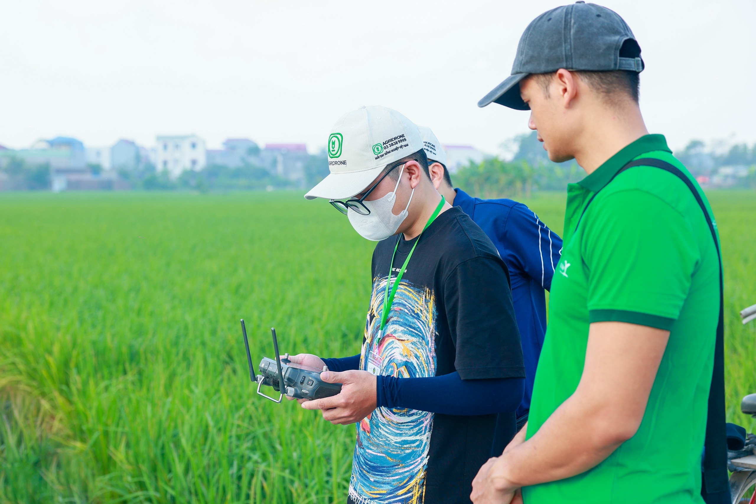 30 cán bộ học lái máy bay nông nghiệp - Ảnh 2.