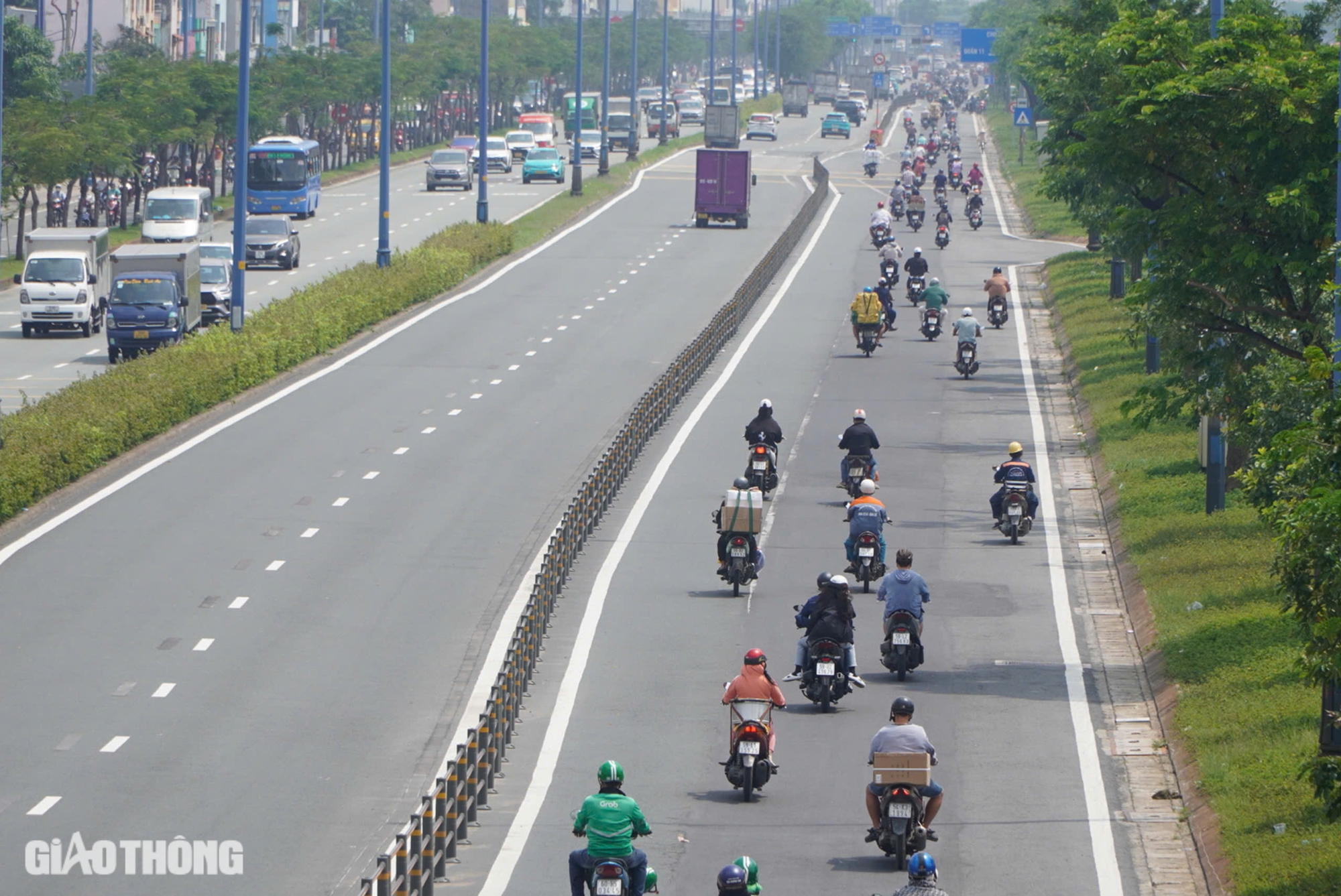 Toàn cảnh Đại lộ Võ Văn Kiệt sau 4 tháng thi công xoá bỏ dải phân cách làn xe máy- Ảnh 2.