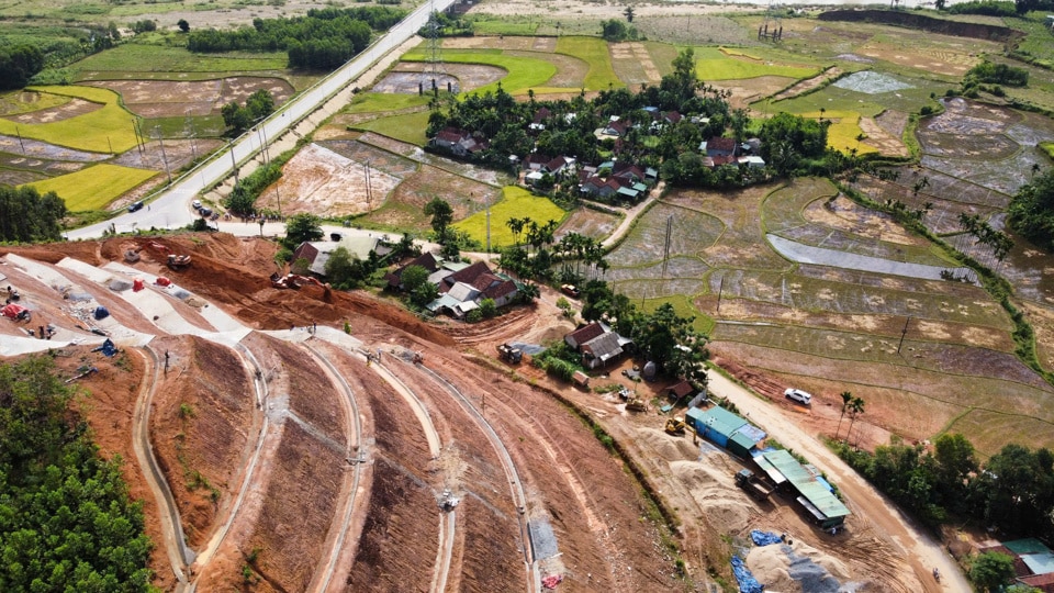 Dự án khắc phục hậu quả thiên tai, sạt lở khu dân cư Van Cà Vãi được khởi công ngày 15/7 theo lệnh xây dựng công trình khẩn cấp.