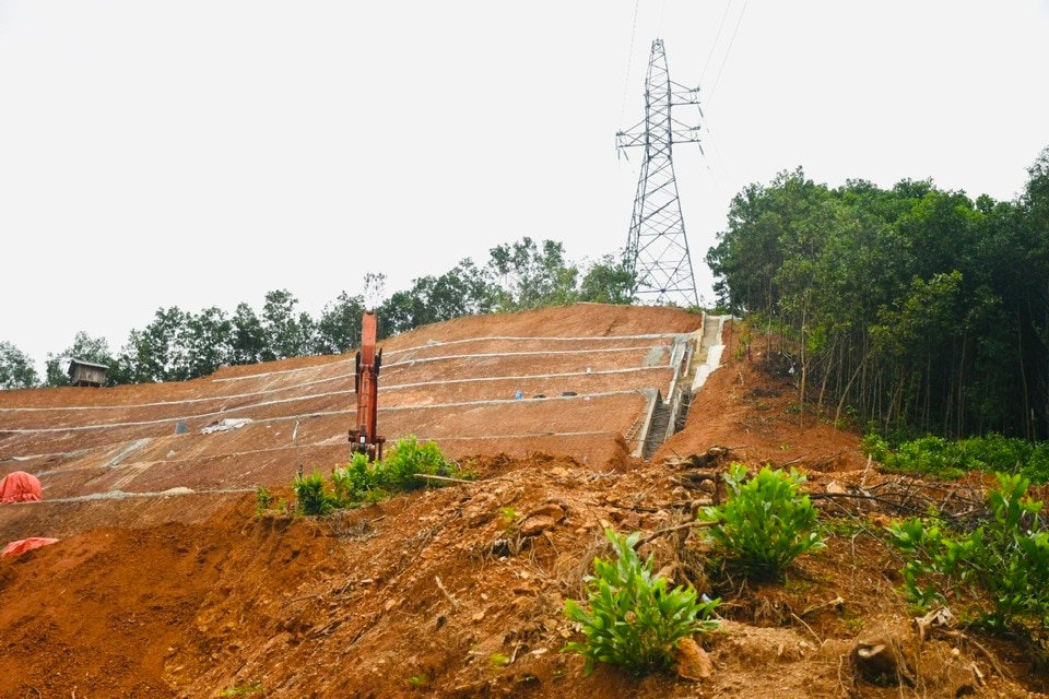 Trụ điện của Công ty CP thủy điện Đạt Phương Sơn Trà nằm ở trên đỉnh núi.