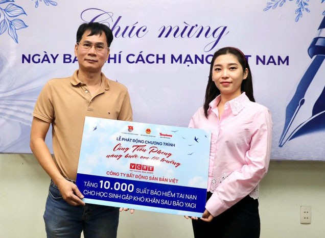 Cùng Tiền Phong nâng bước em tới trường: Tiếp nhận 10.000 suất bảo hiểm tai nạn cho học sinh ảnh 2