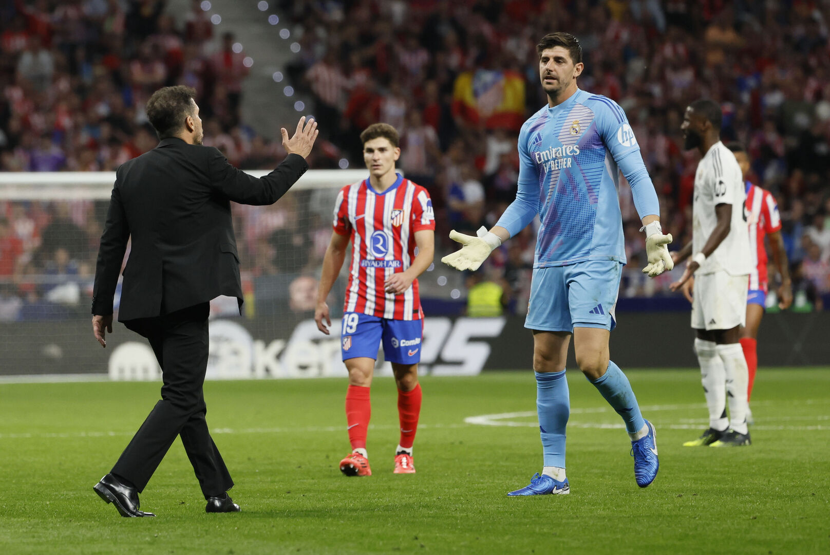 Lý do trận derby Madrid tạm dừng, thủ môn Courtois dính chấn thương ra sao?- Ảnh 3.