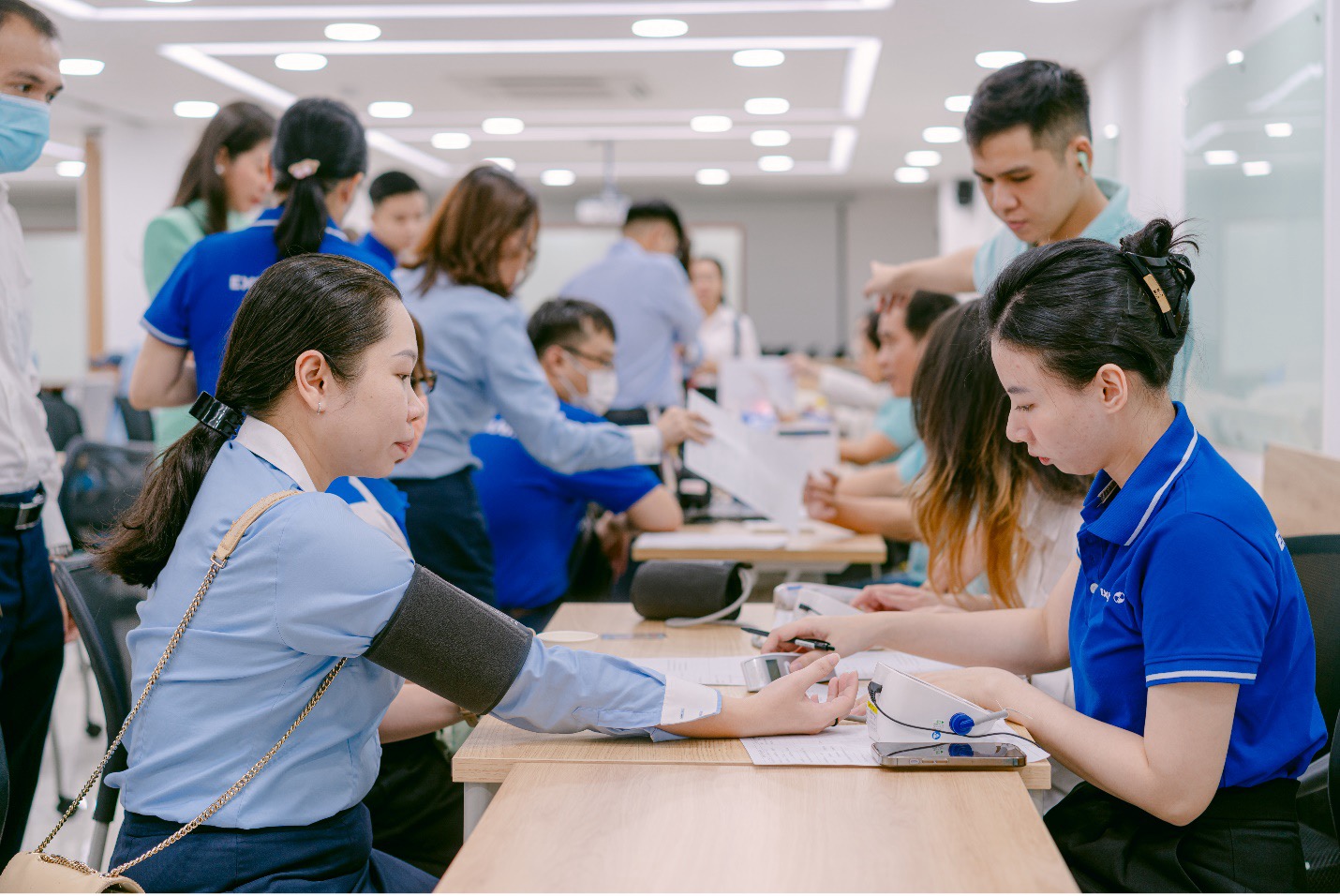 Tài chính - Ngân hàng - Eximbank tổ chức ngày hội hiến máu “Kết nối cộng đồng, lan tỏa yêu thương” (Hình 4).