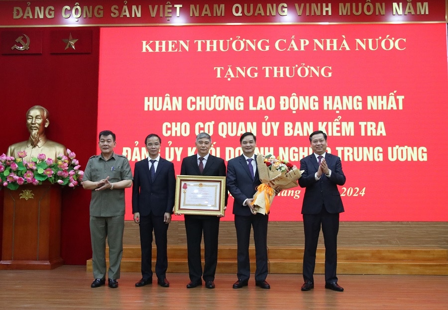 Lãnh đạo Đảng ủy Khối Doanh nghiệp Trung ương trao Huân chương Lao động hạng Nhất của Chủ tịch nước cho tập thể Cơ quan Ủy ban Kiểm tra Đảng ủy Khối.