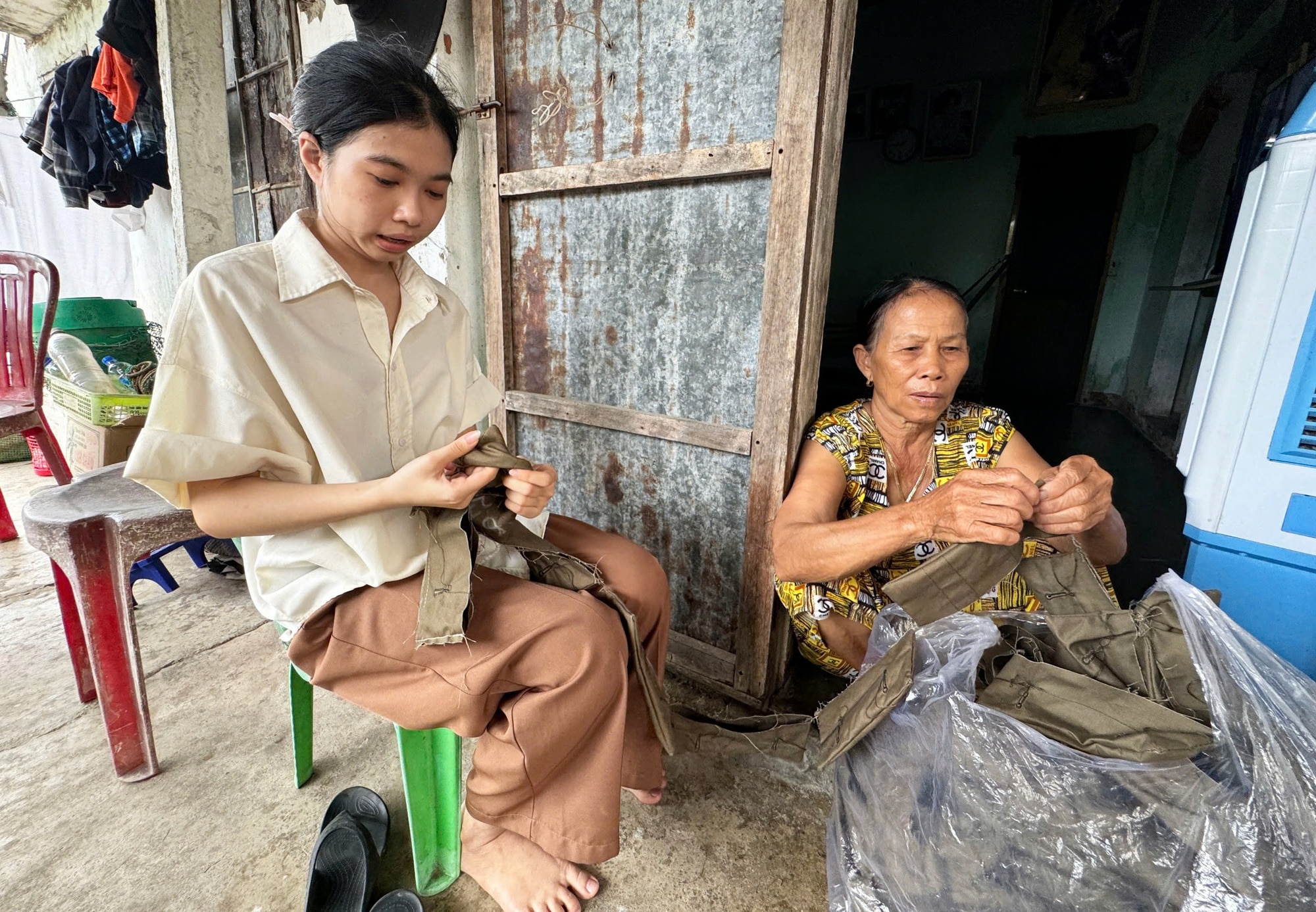 Cô học trò mồ côi sau bão Chanchu nhận học bổng 132 triệu đồng - Ảnh 2.