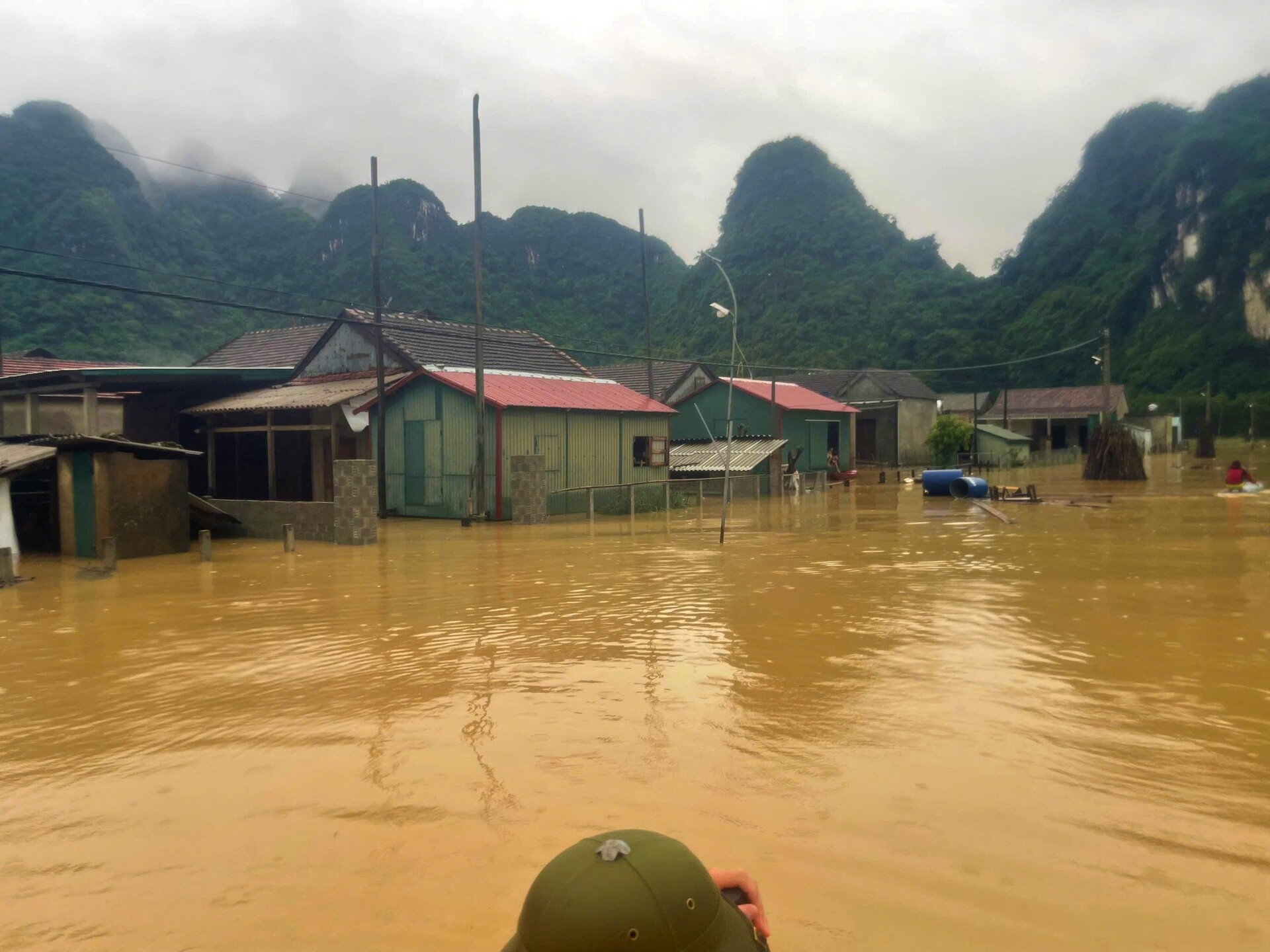 400 ngoi nha tai lang du lich tot nhat the gioi bi ngap trong bien nuoc hinh 1