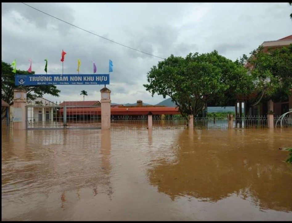 Trường mầm non Khu Hựu ở huyện Lục Ngạn ngập sâu trong nước.