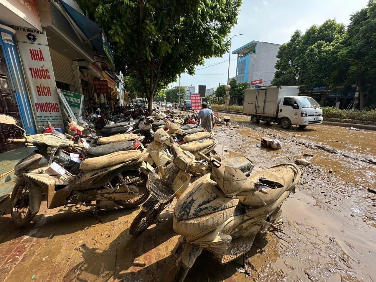 Anh em Hà Nội, Đà Nẵng sửa xe miễn phí giúp bà con Yên Bái sau lũ - Ảnh 1.