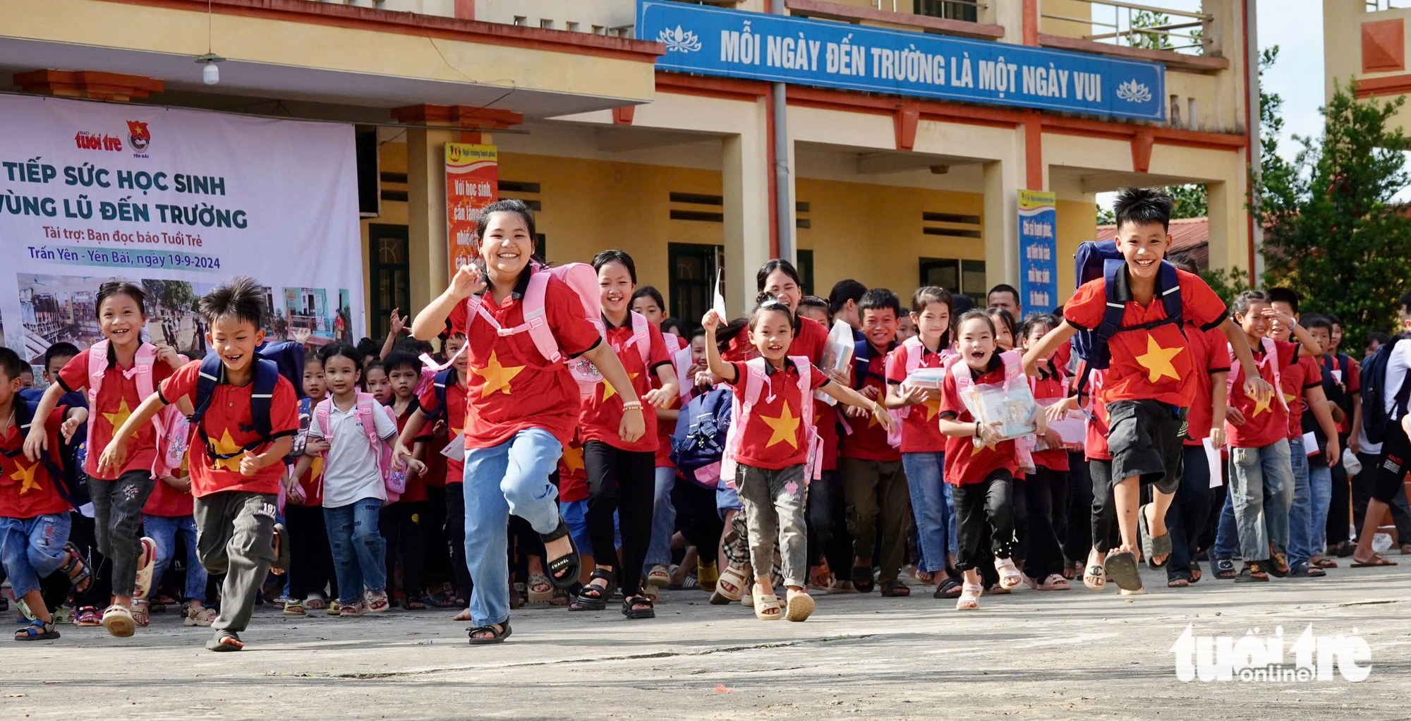 Ba lô mới, vở bút mới và nụ cười của học sinh vùng lũ Trấn Yên - Ảnh 1.