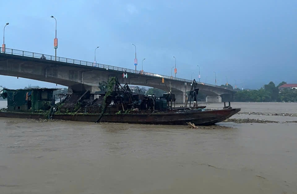 Ba tàu trôi dạt trên sông Thao, lo ngại đâm va vào trụ cầu- Ảnh 1.