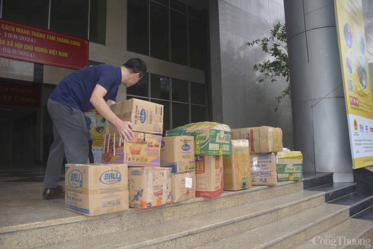 Báo Công Thương tiếp nhận nhiều phần quà hỗ trợ đồng bào vùng lũ lụt