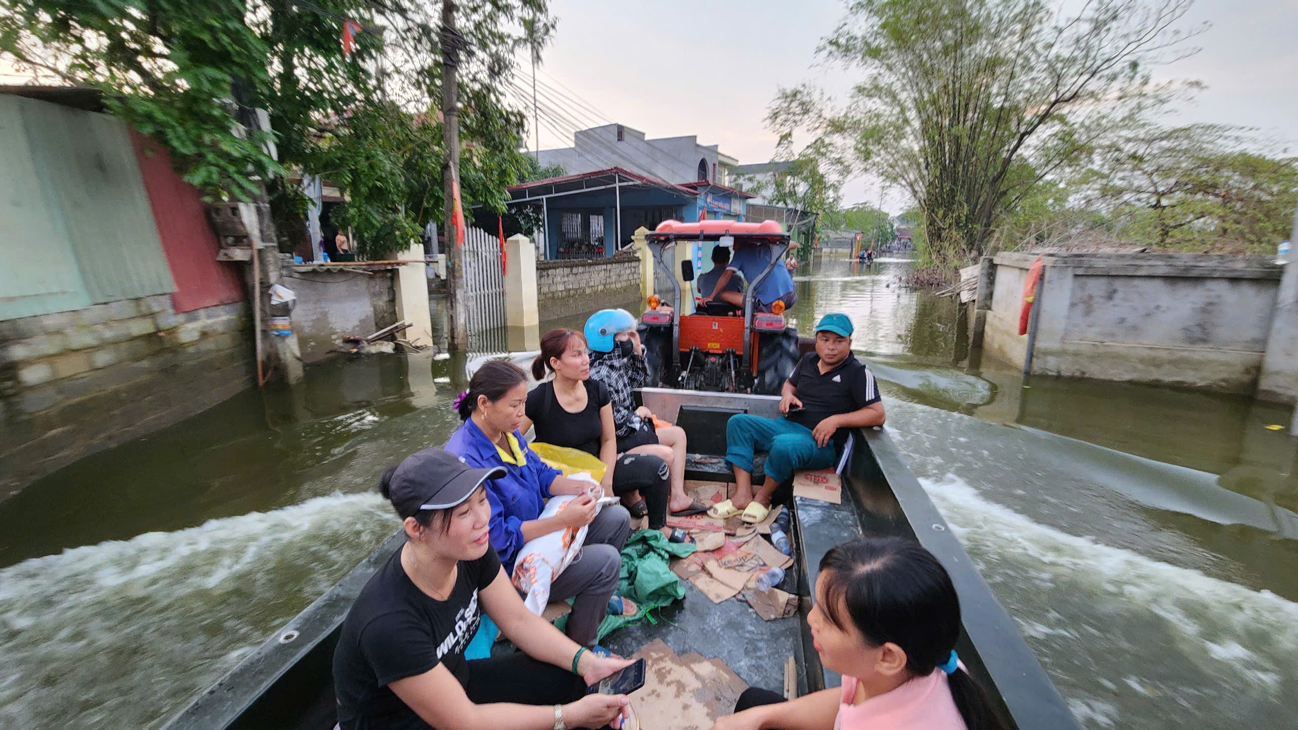 Báo Giao thông trao hàng nghìn phần quà đến với người dân vùng rốn lũ Hà Nội- Ảnh 1.