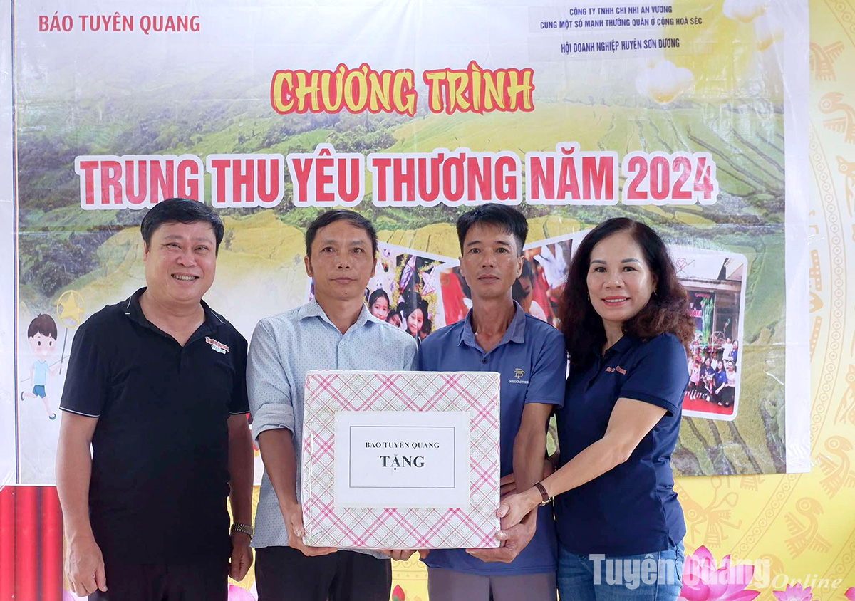 bao tuyen quang tang qua va trao hoc bong tre em co hoan canh kho khan hinh 1