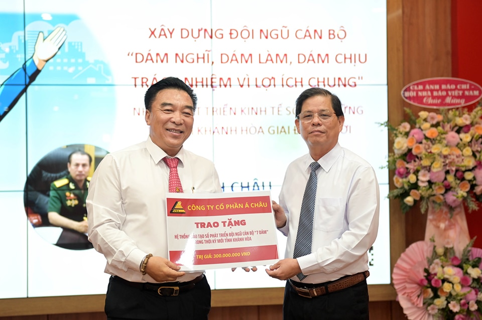 Ông Nguyễn Tấn Tuân (bên phải) trao tượng trưng 300 triệu đồng cho lãnh đạo Hội Nhà báo tỉnh Khánh Hòa thực hiện phát triển công nghệ số cho các cơ quan Hội nhà báo. Ảnh: Trung Nhân