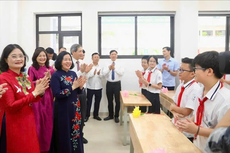 Bí thư Thành ủy Hà Nội đánh trống khai giảng năm học mới ảnh 2