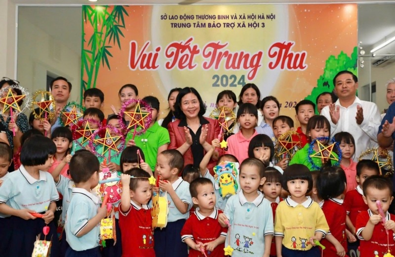 Bí thư Thành ủy Hà Nội tặng quà Trung thu cho trẻ em tại cơ sở 3, Trung tâm Bảo trợ xã hội 3 Hà Nội (Ảnh: T.L).