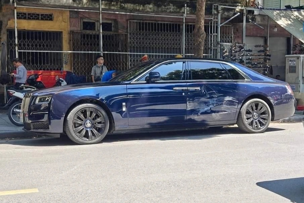 Biệt thự di động Rolls-Royce Ghost bị đâm móp cửa trên phố Hà Nội - 3