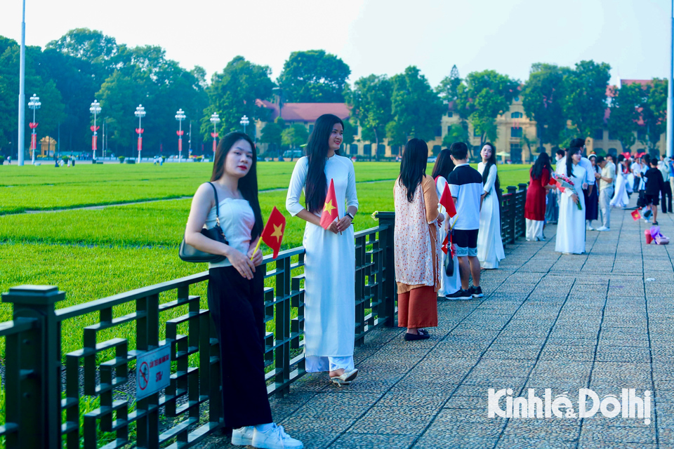 Người dân vui chơi tại khu vực Quảng trường Ba Đình (Hà Nội) trong ngày nghỉ lễ Quốc khánh 2/9/2024