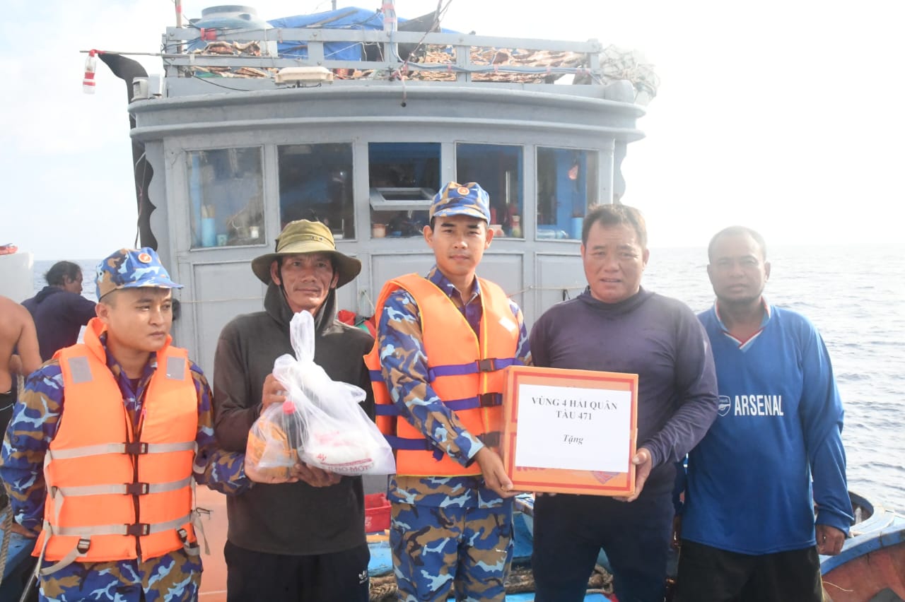 Hỗ trợ lương thực, thực phẩm, nước ngọt và nhu yếu phẩm cho ngư dân Quảng Ngãi  - Ảnh 1.