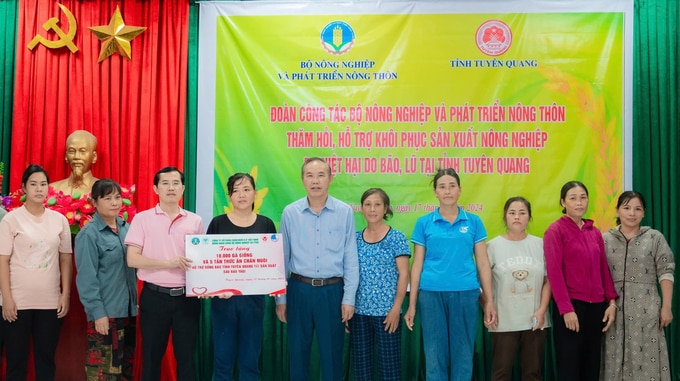 C.P. Việt Nam cùng Đoàn công tác của Bộ NN-PTNT do Thứ trưởng Phùng Đức Tiến dẫn đầu tặng gà giống và thức ăn chăn nuôi giúp bà con ở Tuyên Quang khôi phục sản xuất sau bão số 3.