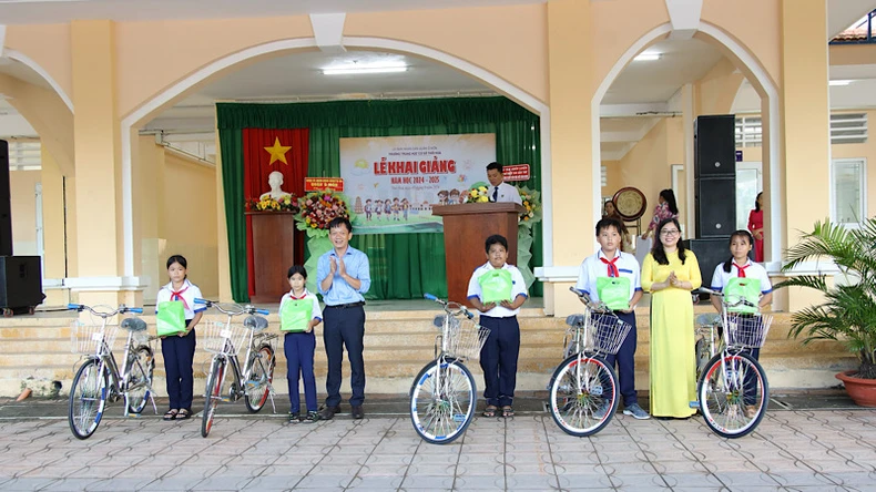 Cần Thơ trao học bổng, tặng quà học sinh có hoàn cảnh khó khăn ảnh 1