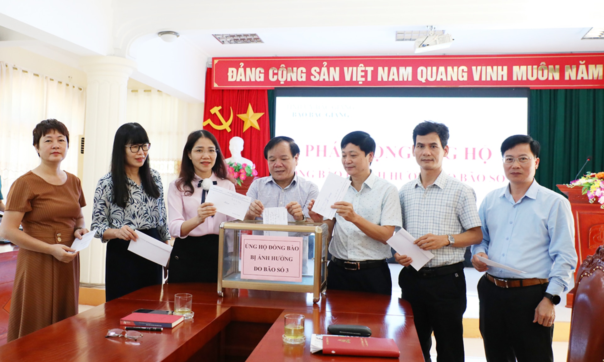 can bo phong vien bao bac giang phat dong ung ho dong bao bi anh huong do bao so 3 hinh 1