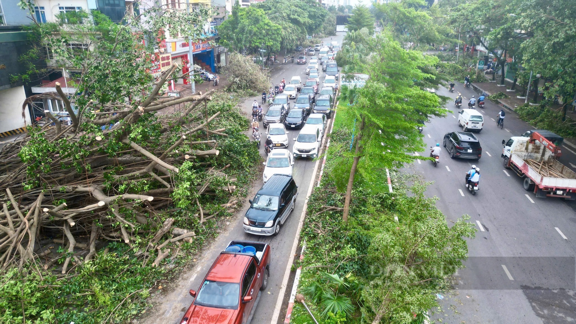 Cây đổ gãy vẫn la liệt, đường phố Hà Nội tắc nghẽn “không lối thoát” ngày đầu tuần- Ảnh 1.