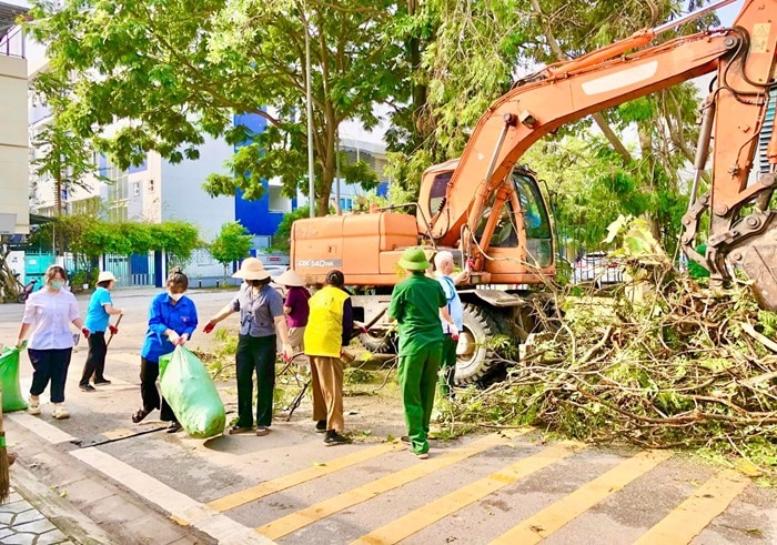 Cán bộ và người dân phường Bồ Đề ra quân vệ sinh môi trường, khắc phục thiệt hại sau bão lũ.