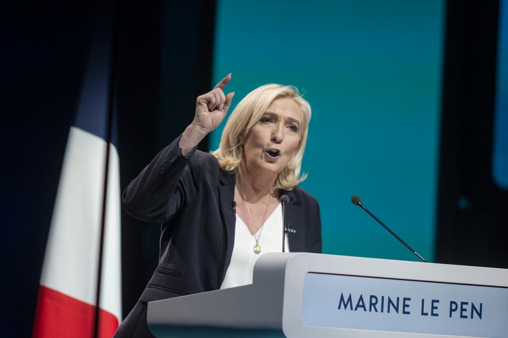 Pháp: Chính trị gia cực hữu Le Pen lên tiếng về lựa chọn của ông Macron- Ảnh 1.