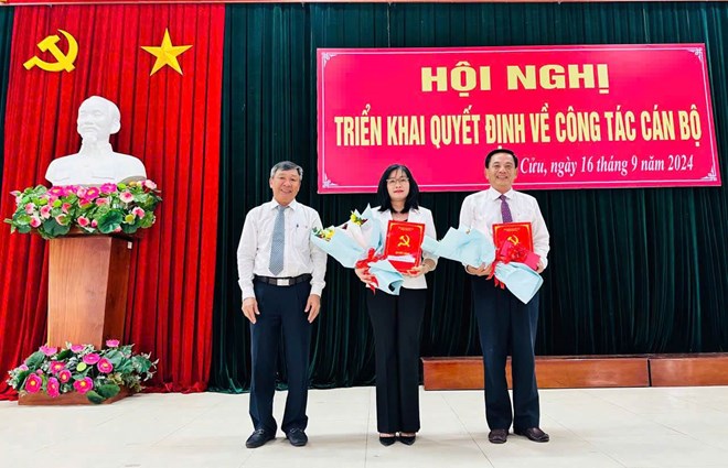 Cho thôi việc Bí thư huyện Vĩnh Cửu theo nguyện vọng