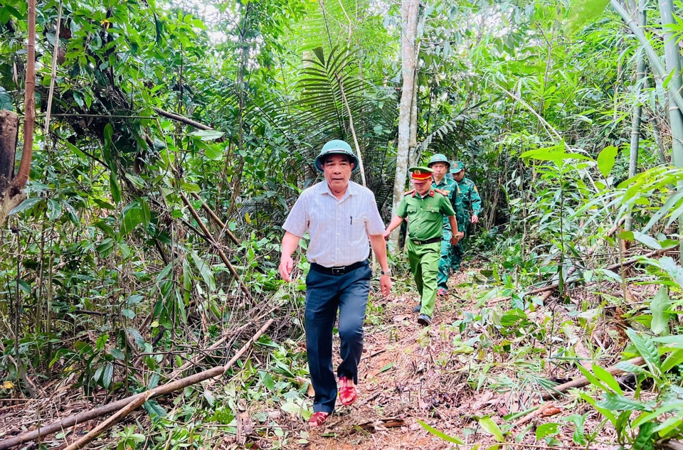 Chủ tịch UBND tỉnh Quảng Nam Lê Văn Dũng cùng lãnh đạo sở, ban, ngành và huyện Nam Giang có mặt tại thôn 56B, xã Đắc Pre, huyện Nam Giang để đi thị sát thực tế.