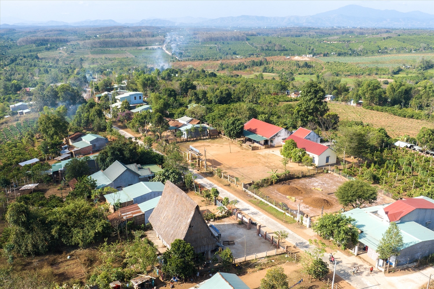 Quang cảnh thôn làng vùng đồng bào DTTS huyện Đăk Hà đang từng ngày đổi thay