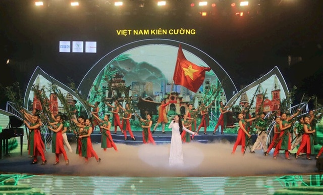 Chương trình nghệ thuật "Việt Nam kiên cường" quyên góp 2,85 tỷ đồng ủng hộ đồng bào bão lũ - Ảnh 1.