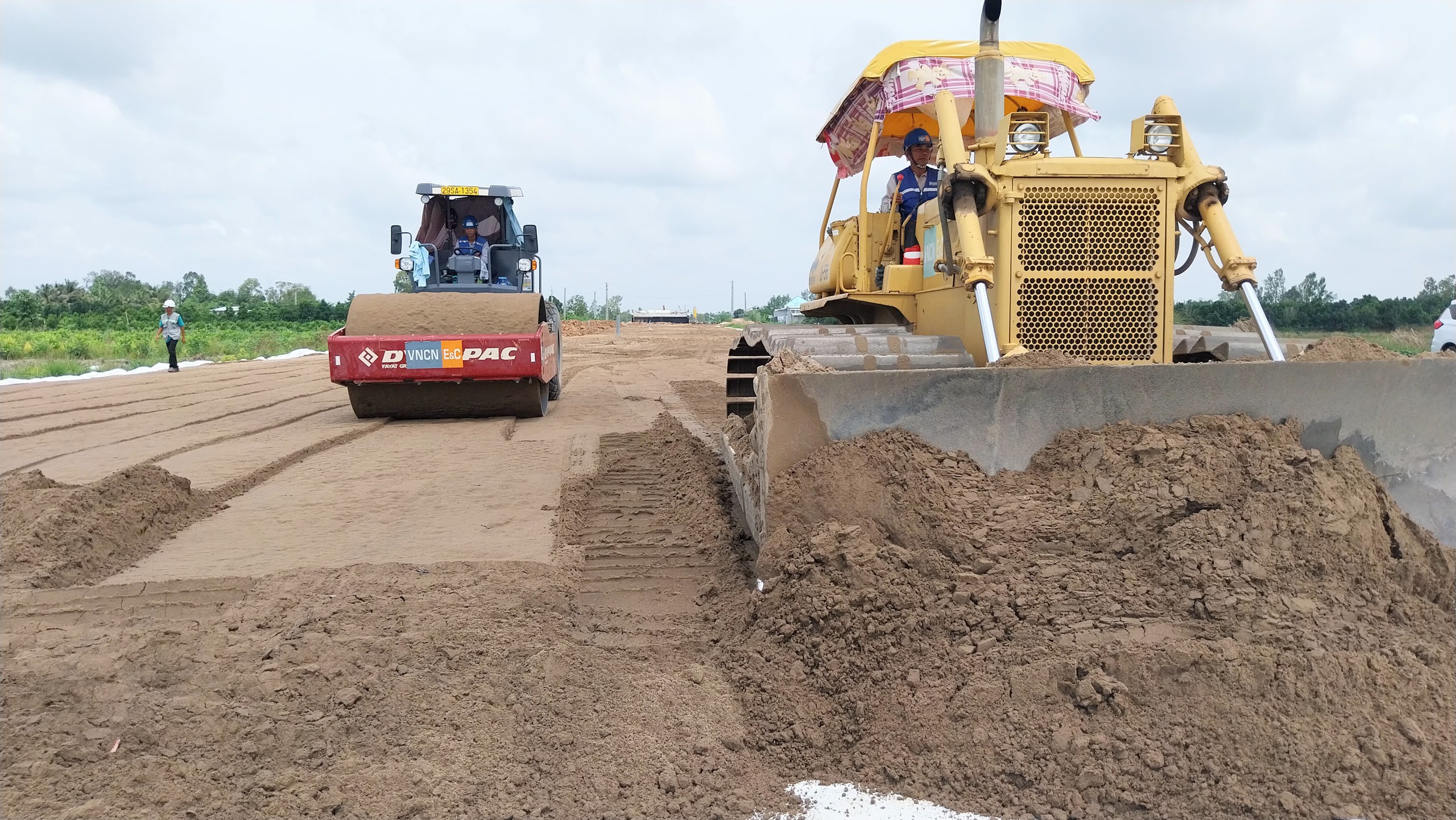 Có cát, cao tốc Cao Lãnh - An Hữu bứt phá thi công- Ảnh 1.