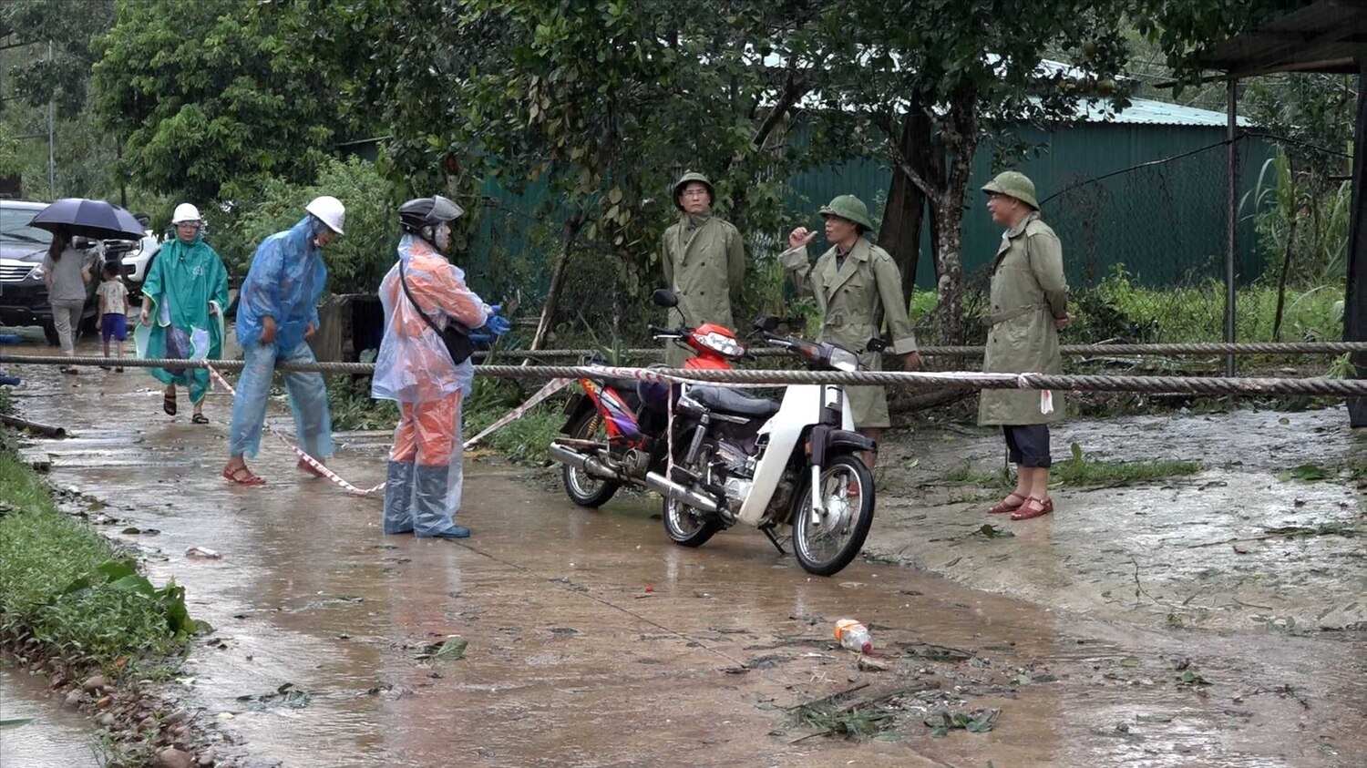 Chủ tịch UBND huyện Đỗ Mạnh Hùng cùng đoàn công tác kiểm tra và chỉ đạo công tác khắc phục hậu quả bão số 3 và mưa, lũ sau bão 