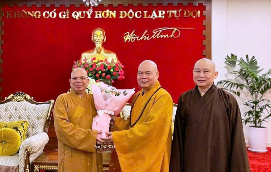 Thượng tọa Thích Thanh Phong đón Hòa thượng TS.Tampalawela Dhammaratana (quốc tịch Pháp), Chủ tịch Học viện Phật giáo Frankfurt, Phó Chủ tịch ICDV tại sân bay quốc tế Tân Sơn Nhất. Ảnh: BTC cung cấp