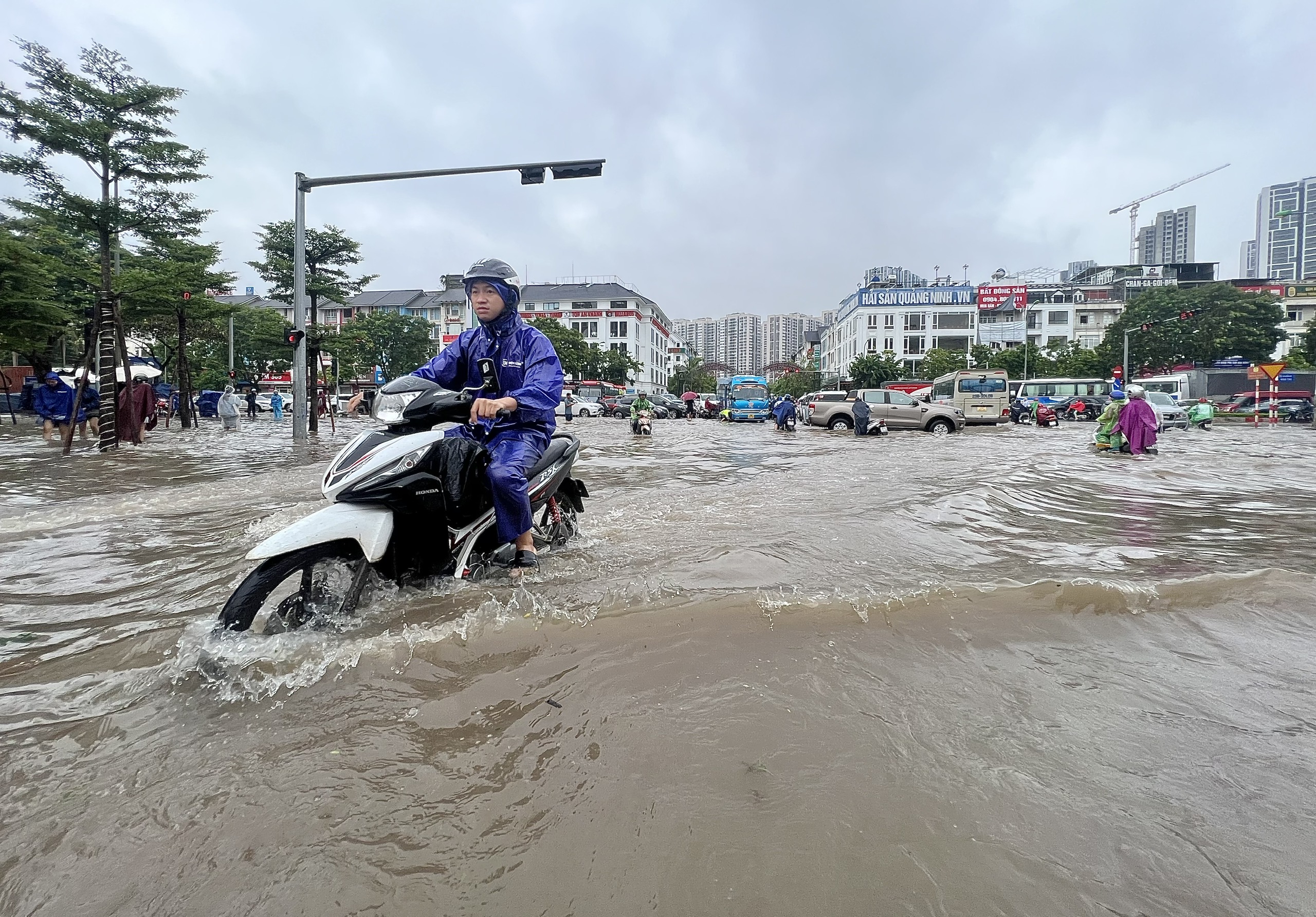 Đại lộ Thăng Long vẫn ngập, người dân đi lại thế nào?- Ảnh 1.