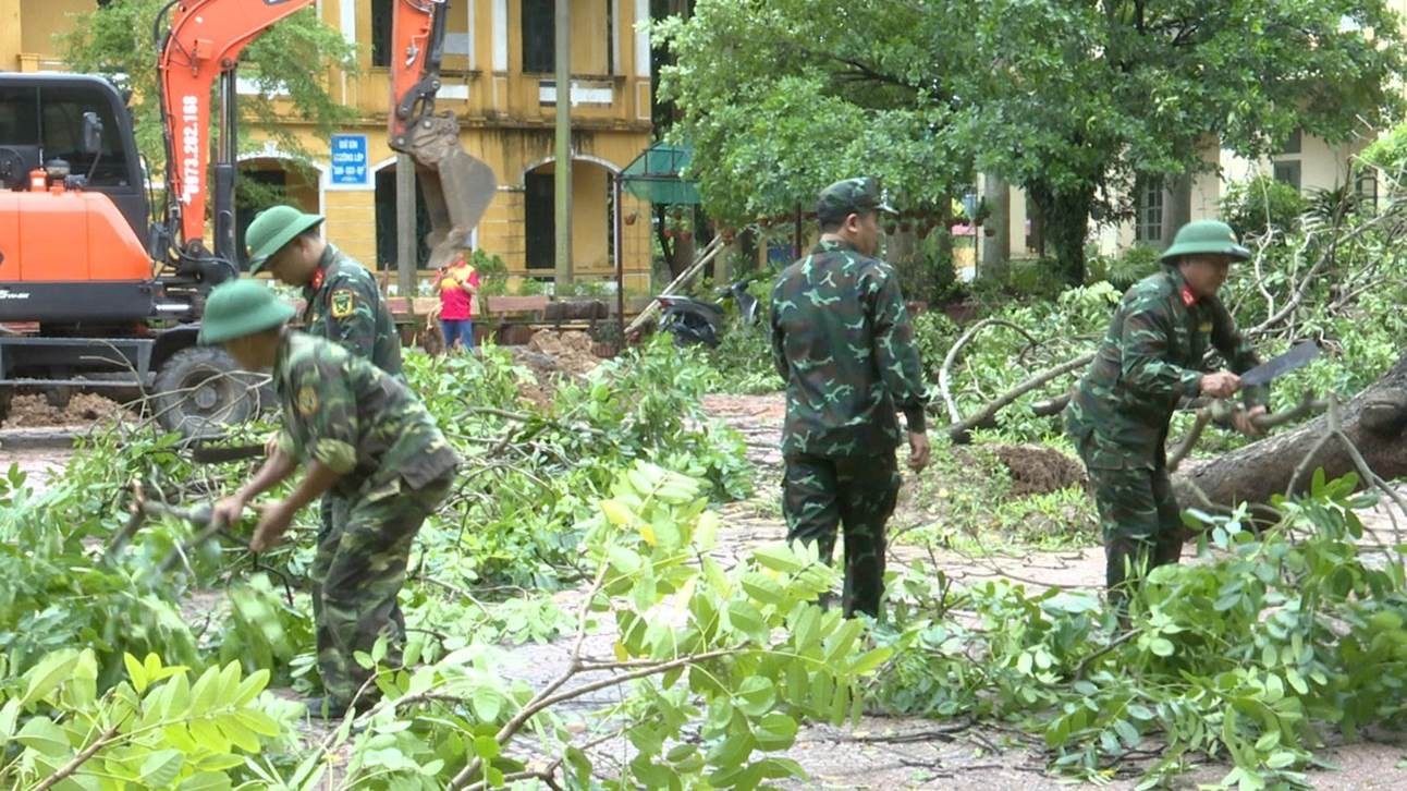 Cán bộ chiến sỹ khẩn trương dọn dẹp cây đổ phục giao thông