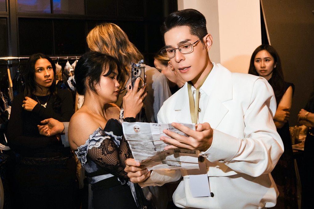 Đạo diễn Nguyễn Hưng Phúc gặp khó khăn khi làm việc ở New York Fashion Week - 1