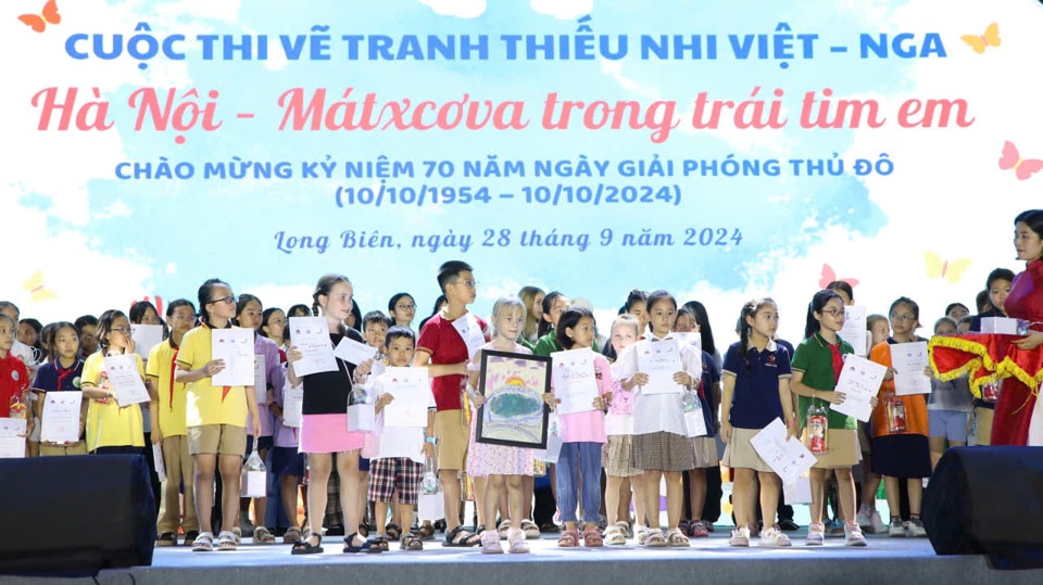 Cuộc thi vẽ tranh thiếu nhi Việt - Nga “Hà Nội-Mátxcơva trong trái tim em” năm 2024 thu hút sự quan tâm, tham dự đông đảo của thiếu nhi Thủ đô. 