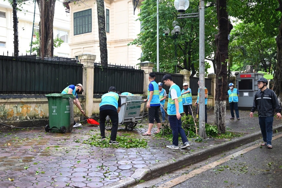 Công ty môi trường tham gia dọn dẹp vệ sinh môi trường sau bão số 3.