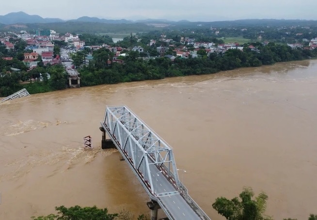 Hiện trạng cầu Phong Châu trên Quốc lộ 2C.