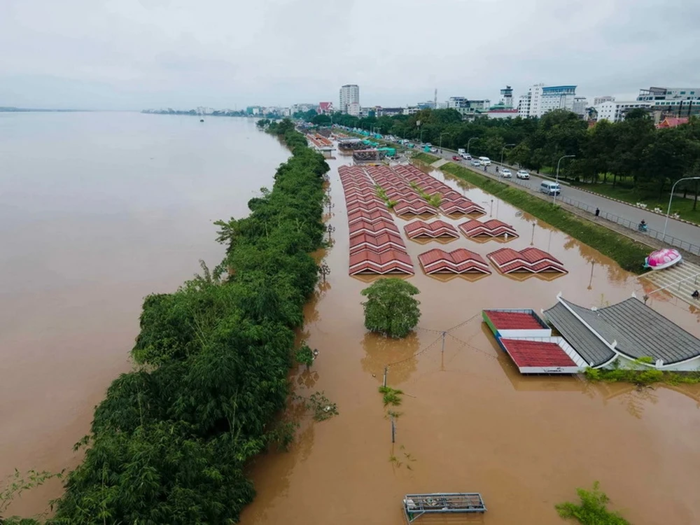 Mực nước sông Mekong ngày 13/9 tại công viên Donchan, thủ đô Vientiane của Lào. (Ảnh: Đỗ Bá Thành/TTXVN)