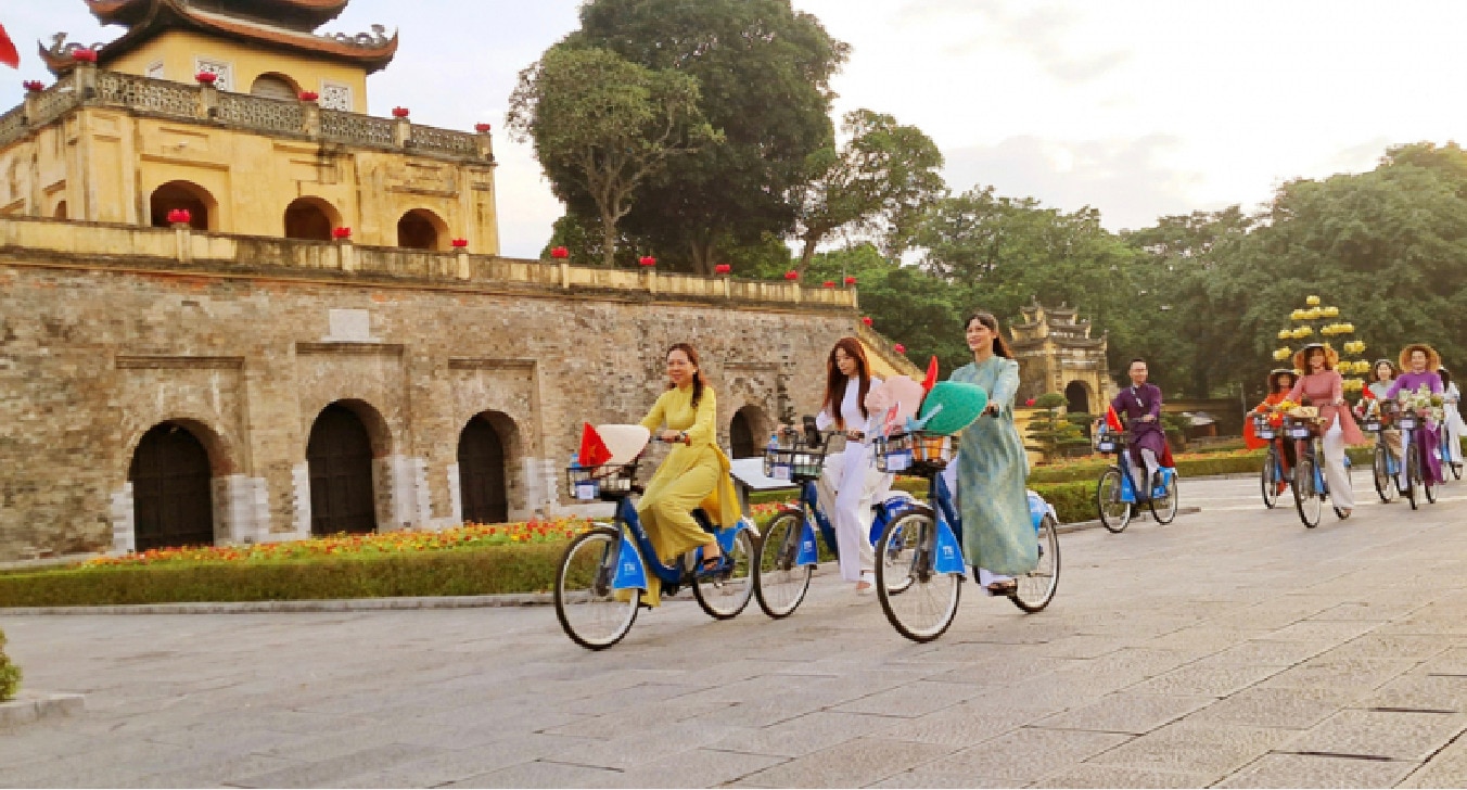 dieu hanh ao dai ket noi du lich va di san tai ha noi hinh 1