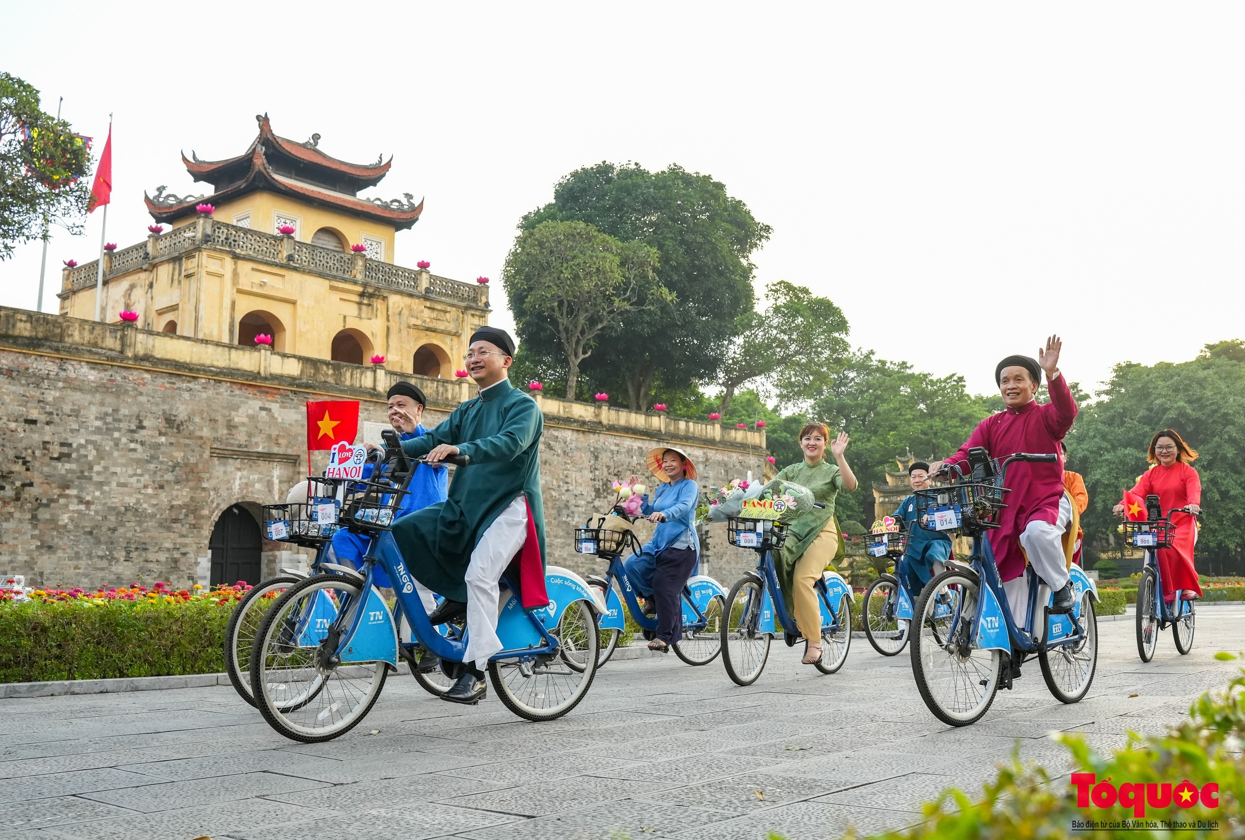 Diễu hành xe đạp, cùng áo dài kết nối các di sản tại Hà Nội - Ảnh 1.