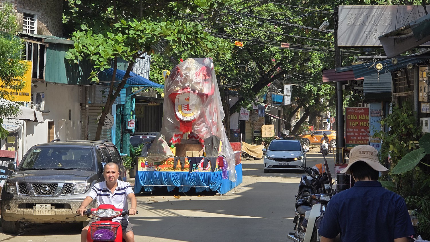 Đoàn xe đèn lồng khổng lồ ở Tuyên Quang 'nằm bất động' trong bão lũ ảnh 1