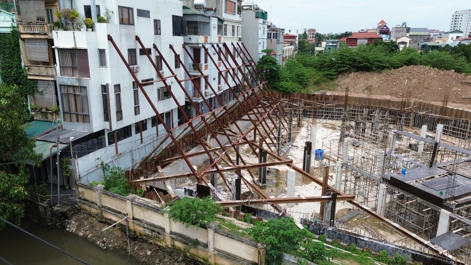 Dãy nhà "chống nạng" trên đường Phương Canh gây chú ý cho người đi đường.