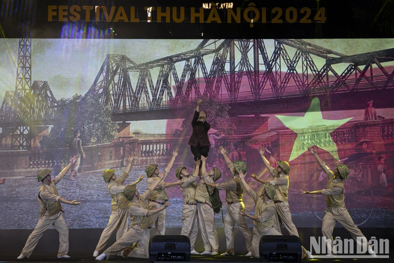 Festival Thu Hà Nội năm 2024: Du khách xúc động khi được sống lại những thời khắc lịch sử ảnh 1