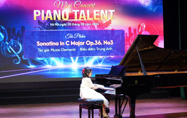 Thí sinh biểu diễn trong lễ khởi động “Festival piano talent 2025” tại Hà Nội Ảnh: NGỌC HÀ